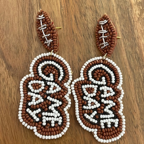 🎉🏈Football Beaded Game Day Earrings - Picture 1 of 1